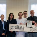 Mag. Dietbert Timmerer, Vorsitzender des Schulvereins der Kreuzschwestern Linz, Mag. Elisabeth Preßlmayer, GF Schulverein der Kreuzschwestern Linz, Mag. Katharina Tidl, Leitung Initiative GUT ZU WISSEN LKÖ,Küchenleiter Rüdiger Pehamberger, Schulverein der Kreuzschwestern Linz
