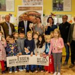 Vizepräsident Karl Grabmyer, Vizebürgermeister Klaus Schinninger, Kinderpädagogin, Mag. Katharina Tidl Leitung Initiative GUT ZU WISSEN LKÖ, Mario Häusler Küchenleitung, Dr. Rudolf Stadler GUT ZU WISSEN Beratung